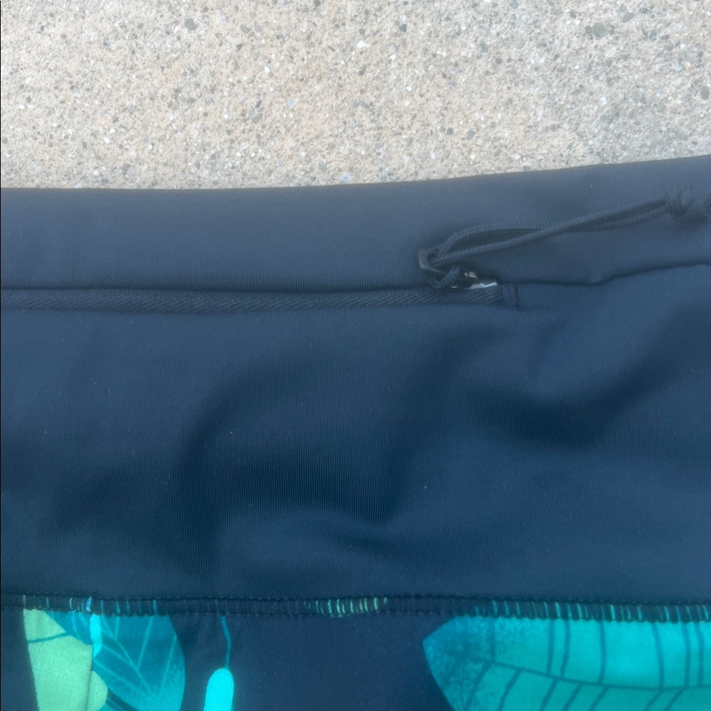 Oiselle Women's Black with Green Leaf Design Roga Running Shorts Size 12 - Picture 4 of 6